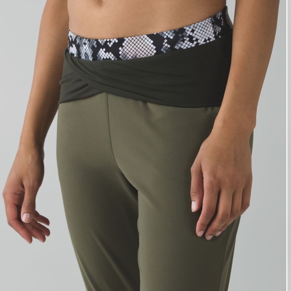 Lululemon Sunset Salutation Crop Fatigue Green/Ziggy Snake Butter Pink - Picture 12 of 15